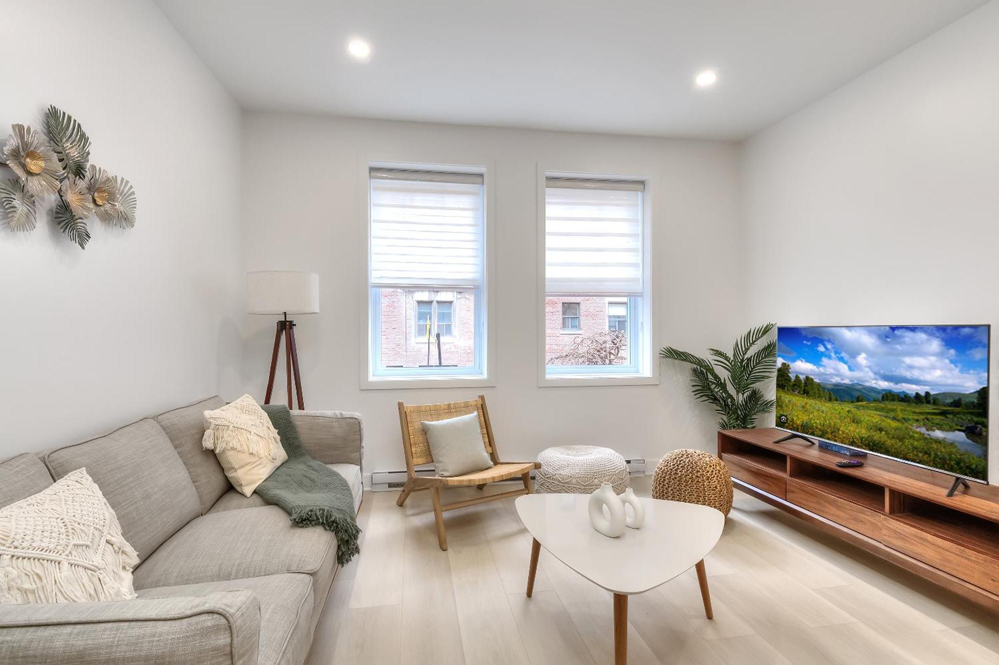 Free Indoor Parking Boho Chic And Spacious 2 Bedroom Heart Of Downtown Apartment *
